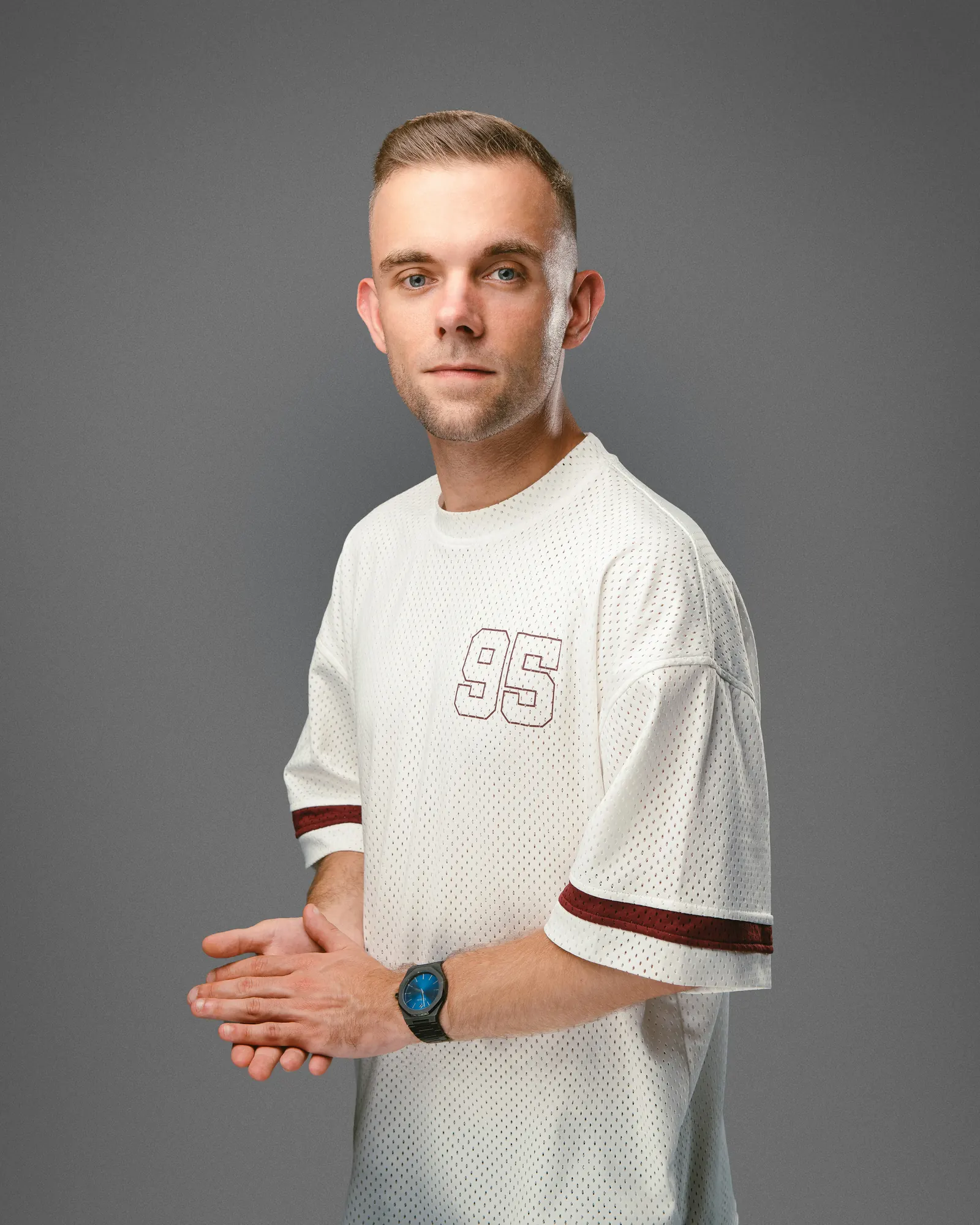 SDNX in mesh-shirt, studioportret uit zijn perskit 2026
